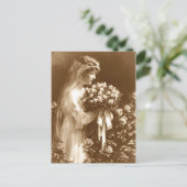 バラの花束を持つ美しい花嫁 ポストカード (スタンド正面)