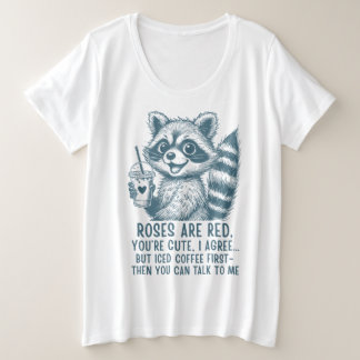 バラは赤、アイスコーヒーは人生 - かわいいアライグマ プラスサイズTシャツ
