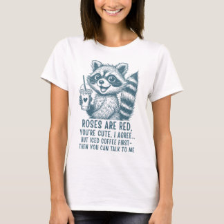 バラは赤、アイスコーヒーは人生 - かわいいアライグマ Tシャツ