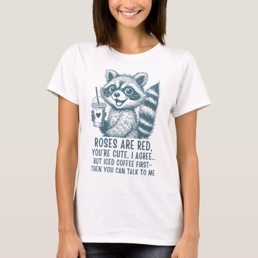 バラは赤、アイスコーヒーは人生 - かわいいアライグマ Tシャツ (正面)