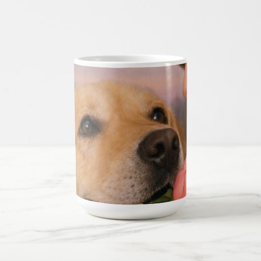 バラを持つ犬の温かなひととき マグカップ (中央)