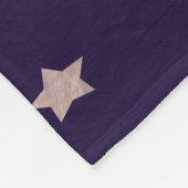 バラエレガント金ゴールドが紫色の背景に星を付ける フリースブランケット (角)