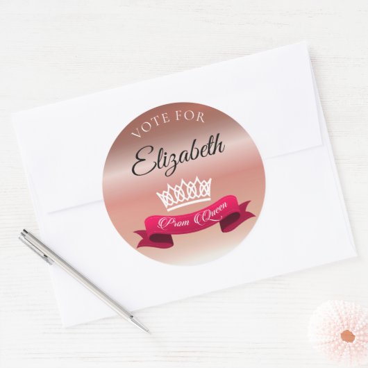 バラエレガント金ゴールド投票のためのプロムクイーン名前をカスタムする ラウンドシール (封筒)