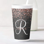 バラカスタム金ゴールドグリッターブラックスパークルモノグラム カフェラテマグ<br><div class="desc">ブラックのブラシ付きメタリック背景エレガントにトレンディー金ゴールドグリッターを搭載したかわいらしバラきらめくラテマグデザインを簡単にパーソナライズする。</div>