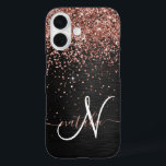 バラカスタム金ゴールドグリッターブラックスパークルモノグラム iPhone 16ケース<br><div class="desc">ブラックのブラシ付きエレガントメタリック背景にバラ金ゴールドグリッターを搭載したかわいらしトレンディー電話ケーきらめくスのデザインを簡単にパーソナライズする。</div>