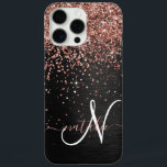 バラカスタム金ゴールドグリッターブラックスパークルモノグラム iPhone 16 PRO MAXケース<br><div class="desc">ブラックのブラシ付きエレガントメタリック背景にバラ金ゴールドグリッターを搭載したかわいらしトレンディー電話ケーきらめくスのデザインを簡単にパーソナライズする。</div>