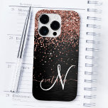 バラカスタム金ゴールドグリッターブラックスパークルモノグラム Case-Mate iPhone 14 PROケース<br><div class="desc">ブラックのブラシ付きエレガントメタリック背景にバラ金ゴールドグリッターを搭載したかわいらしトレンディー電話ケーきらめくスのデザインを簡単にパーソナライズする。</div>