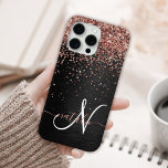 バラカスタム金ゴールドグリッターブラックスパークルモノグラム iPhone 15 PRO MAXケース<br><div class="desc">ブラックのブラシ付きエレガントメタリック背景にバラ金ゴールドグリッターを搭載したかわいらしトレンディー電話ケーきらめくスのデザインを簡単にパーソナライズする。</div>