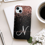 バラカスタム金ゴールドグリッターブラックスパークルモノグラム iPhone 15 MINIケース<br><div class="desc">ブラックのブラシ付きエレガントメタリック背景にバラ金ゴールドグリッターを搭載したかわいらしトレンディー電話ケーきらめくスのデザインを簡単にパーソナライズする。</div>