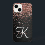 バラカスタム金ゴールドグリッターブラックスパークルモノグラム iPhone 14ケース<br><div class="desc">ブラックのブラシ付きエレガントメタリック背景にバラ金ゴールドグリッターを搭載したかわいらしトレンディー電話ケーきらめくスのデザインを簡単にパーソナライズする。</div>