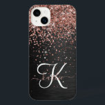 バラカスタム金ゴールドグリッターブラックスパークルモノグラム iPhone 14 PLUSケース<br><div class="desc">ブラックのブラシ付きエレガントメタリック背景にバラ金ゴールドグリッターを搭載したかわいらしトレンディー電話ケーきらめくスのデザインを簡単にパーソナライズする。</div>