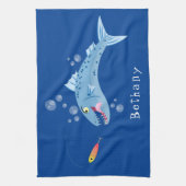 バラクーダフィッシュ空腹魚釣り漫画イラストレーション キッチンタオル (縦)