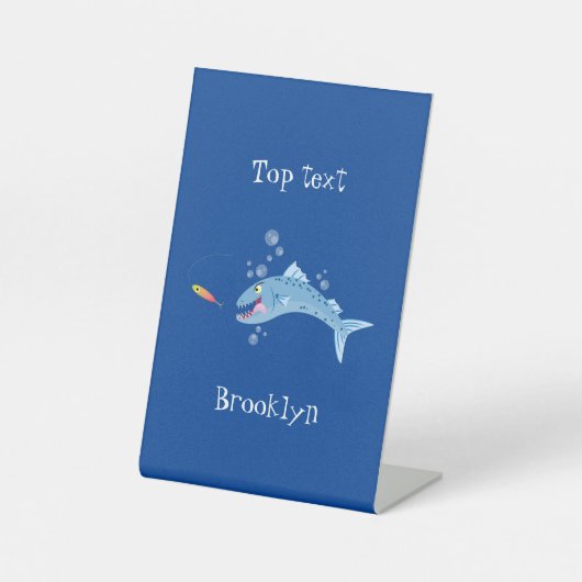 バラクーダフィッシュ空腹魚釣り漫画イラストレーション 台座サイン (正面)