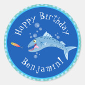 バラクーダ魚釣り漫画パーソナライズされた誕生日 ラウンドシール (正面)
