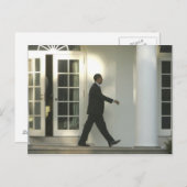 バラク大統領が深い思考に耽りながら歩く様子 ポストカード (正面/裏面)