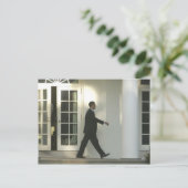 バラク大統領が深い思考に耽りながら歩く様子 ポストカード (スタンド正面)