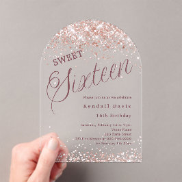 バラゴールドのモダンなスクリプトで書かれたSweet 16 クリアアーチ アクリル招待状