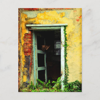 バラトン空港の放棄された家の古いドア ポストカード