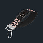 バラパーソナライズされた金ゴールドフェイクフォイルLeopardプリント リストバンドキーホルダー<br><div class="desc">このシックなデザインは、バラ金ゴールドフォイルの背景に黒いヒョウフェイクの斑点のパターンを特徴とする。黒い長方形にピンクの手書きエレガントスクリプトで彼女の名前でパーソナライズ。</div>