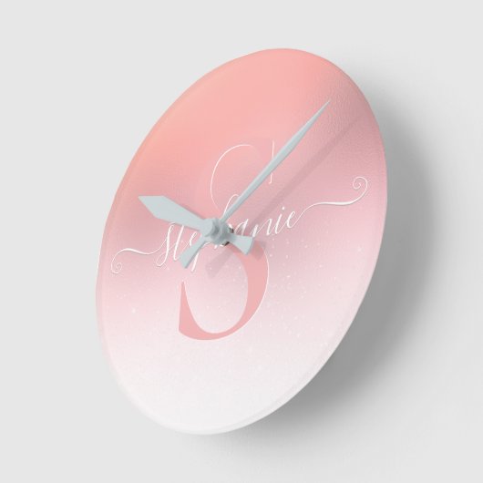 バラピンクきらめくグリッタースパークルモノグラムの ラウンド壁時計 (傾斜)