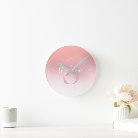 バラピンクきらめくグリッタースパークルモノグラムの ラウンド壁時計 (ホーム)