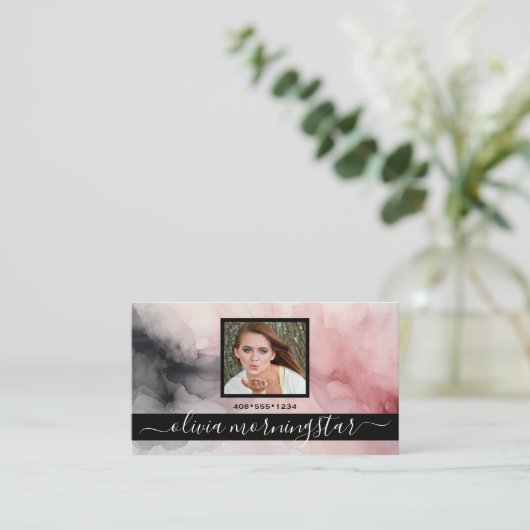 バラピンクと黒のソフトウォーター色QRと写真 名刺 (スタンド正面)