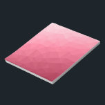 バラピンクのライトグラディエントのジオメトリメッシュパターン ノートパッド<br><div class="desc">年の色。マゼンタピンクグラデーショングラデーション幾何メッシュパターン。明るい濃いピンクがかった赤のグラデーションを持つ三角形のジオメトグラデーションリメッシュ。</div>