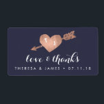 バラフェイク金ゴールドおよびネイビー結婚式の引き出物ラベル ラベル<br><div class="desc">結婚式の引き出物のシールはフェイク、イニシャルを内接したバラ金ゴールド箔ハートと矢印、濃厚なネイビー感謝していブルーの背景に白い台本の「愛と愛」を備えたエレガント。名前と日付でパーソナライズ結婚する。注：メタリック効果は、デジタル画像をバラ金ゴールド箔のように見せる。それは実際のバラ金ゴールド箔ではない。</div>