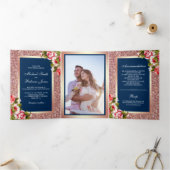 バラフェイク金ゴールドグリッタースパークルフローラブルー結婚ズ 三つ折り招待状 (内部)