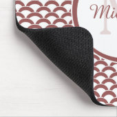 バラモダン色の茶色の白いホタテのモノグラムと名前 マウスパッド (コーナー)