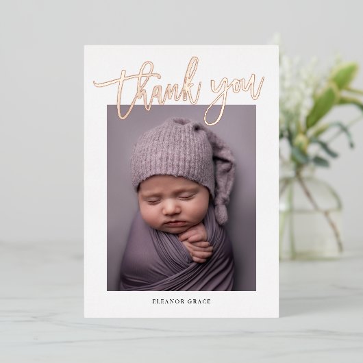 バラモダン金ゴールドスクリプトフォトベビーありがとう 箔招待状 (立ち正面)