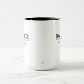バランスがすべてを凌駕する - ミニマルホワイトタイポグラフィ マグカップ (中央)