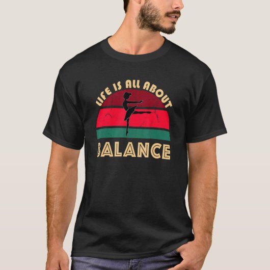 バランスこそ人生 バレエのポーズ ダンスボール Tシャツ (正面)