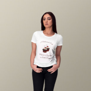 バランスの取れたダイエットおいしいダブルチョコレートカップケーキ Tシャツ