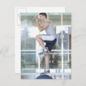 バランスを取ってステップアップエクササイズをする若者 ポストカード (正面/裏面)