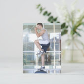 バランスを取ってステップアップエクササイズをする若者 ポストカード (スタンド正面)