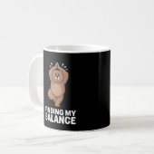 バランスを見つける 面白いヨガのクマのユーモア コーヒーマグカップ (正面左)