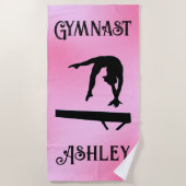 バランスビームピンク赤面体操選手 ビーチタオル (正面)