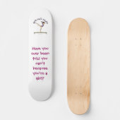 バランスビーム上の軽女性体操選手 スケートボード (正面)