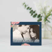 バラ牡丹フローラブルー結婚ピンク救の日付 案内ポストカード (スタンド正面)