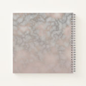 バラ色と灰色の大理石のエレガントなデザイン ノートブック (裏面)