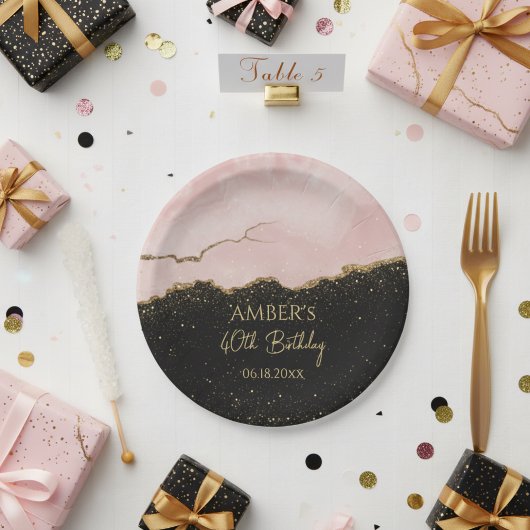 バラ色のシャンパンゴールドのグリッターが抽象的な水彩画のように輝く ペーパープレート