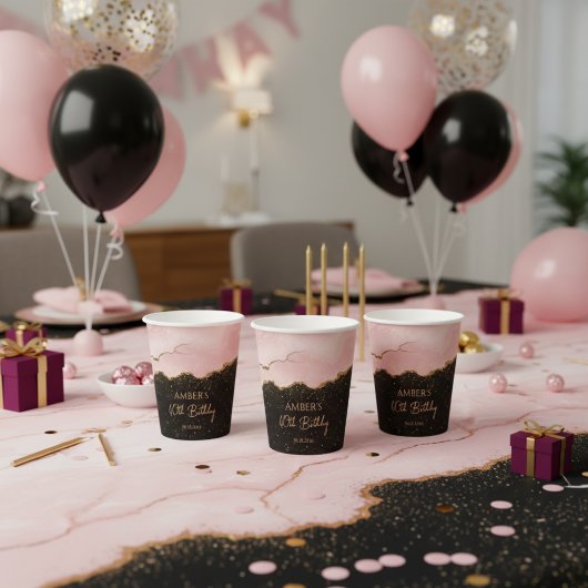 バラ色のシャンパンゴールドのグリッターが抽象的な水彩画のように輝く 紙コップ