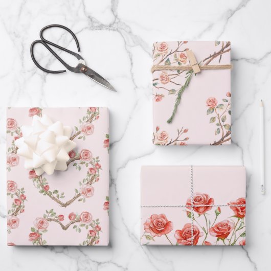 バラ色のロマンチックな赤いバラの花のハートのウェディング ラッピングペーパーシート (正面)