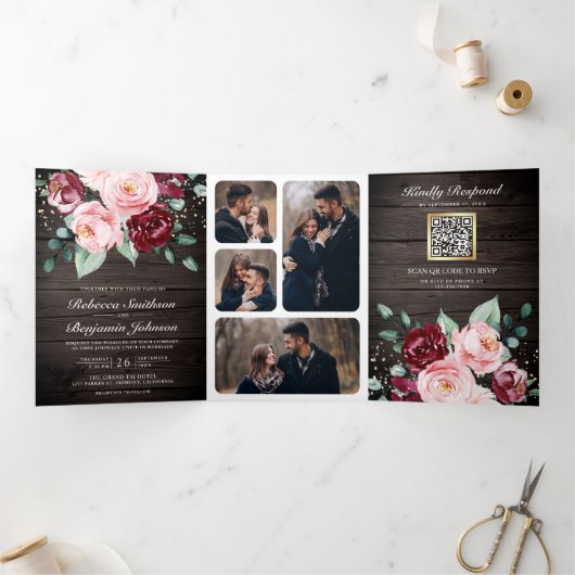 バラ色のワインレッドの花柄QRコード付き木製結婚式 三つ折り招待状 (内部)