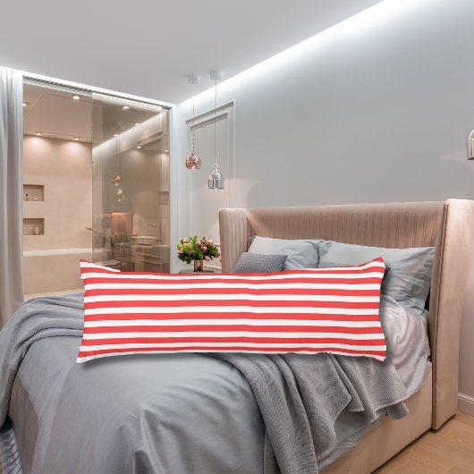 バラ色の赤と白のシンプルな水平ストライプ ボディピロー