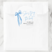 バラ色の青いリボン 彼女は結婚する ブライダルシャワー ラウンドシール (バッグ)