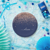 バラ色ピンク ローズゴールド ネイビーブルー グリッター モノグラム ペーパープレート (パーティー)