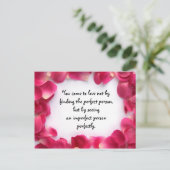 バラ花びらフレームポストカードとラブ引用文 ポストカード (スタンド正面)