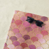 バラ金ゴールドきらめくマーメイドスケールパターン ビーチタオル (インサイチュ)